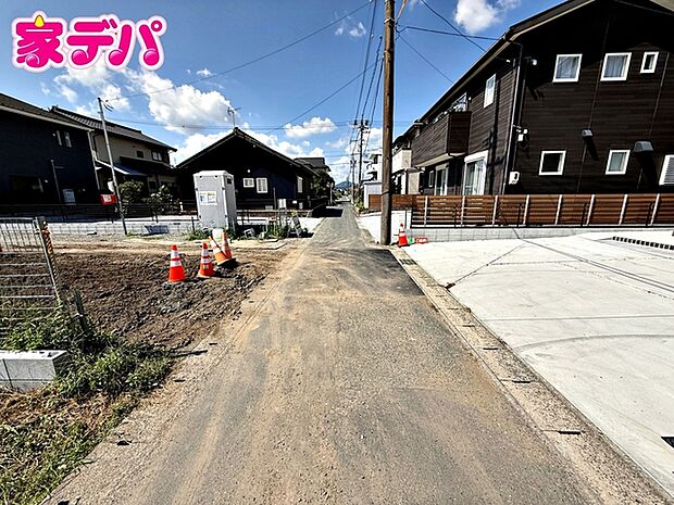 静かな住宅街で車通りも比較的少なく、毎日の車の出し入れもスムーズ。駐車や切り返しもしやすく、ゆとりを持って運転できるので、毎日快適にお使いいただけます。