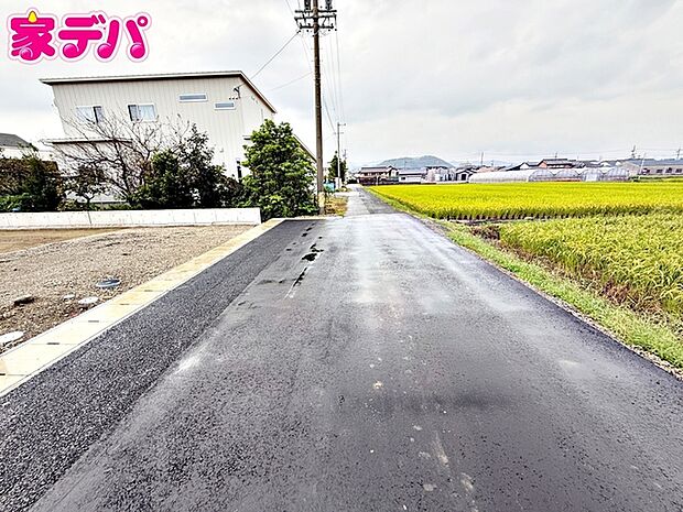 前面道路は公道で、幅員約6mのゆとりある広さがあります。車同士のすれ違いや駐車時の切り返しもスムーズに行え、毎日の駐車やお出かけもらくらく。運転が苦手な方でもゆとりを持って出入りしやすい道路幅です。