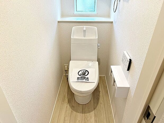 【施工例】シャワー付きトイレを備えており、快適にお使いいただけます。清潔に使いやすく、お手入れもしやすい仕様で、毎日気持ちよくお使いいただけます。