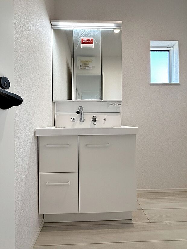 【施工例】洗面台の三面鏡の裏には収納があるので、見られたくないものの収納に便利