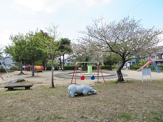 寺戸公園(260m)