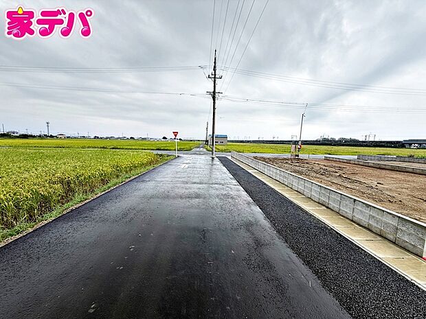 前面道路は公道で、幅員約6mのゆとりある広さがあります。車同士のすれ違いや駐車時の切り返しもスムーズに行え、毎日の駐車やお出かけもらくらく。運転が苦手な方でもゆとりを持って出入りしやすい道路幅です。