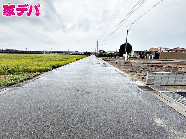 前面道路は公道で、幅員約7.4mのゆとりある広さがあります。車同士のすれ違いや駐車時の切り返しもスムーズに行え、毎日の駐車やお出かけもらくらく。