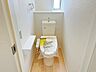 トイレ：【施工例】多機能な温水洗浄便座付きでお掃除がしやすい、清潔なトイレです 