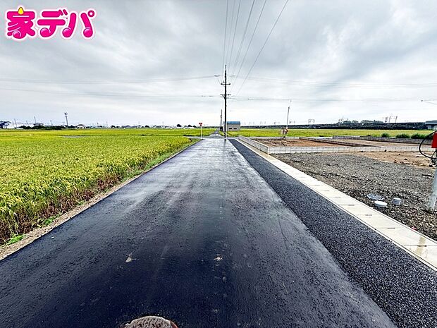 前面道路は公道で、幅員約6ｍのゆとりある広さがあります。車同士のすれ違いや駐車時の切り返しもスムーズに行え、毎日の駐車やお出かけもらくらく。運転が苦手な方でもゆとりを持って出入りしやすい道路幅です。 