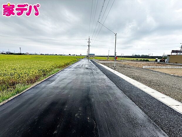 前面道路は公道で、幅員約6mのゆとりある広さがあります。車同士のすれ違いや駐車時の切り返しもスムーズに行え、毎日の駐車やお出かけもらくらく。運転が苦手な方でもゆとりを持って出入りしやすい道路幅です。