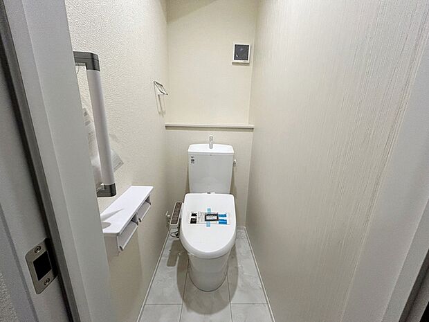 【1階トイレ】 1・2階共にシャワー付きトイレを備えており、快適にお使いいただけます。清潔に使いやすく、お手入れもしやすい仕様で、毎日気持ちよくお使いいただけます。