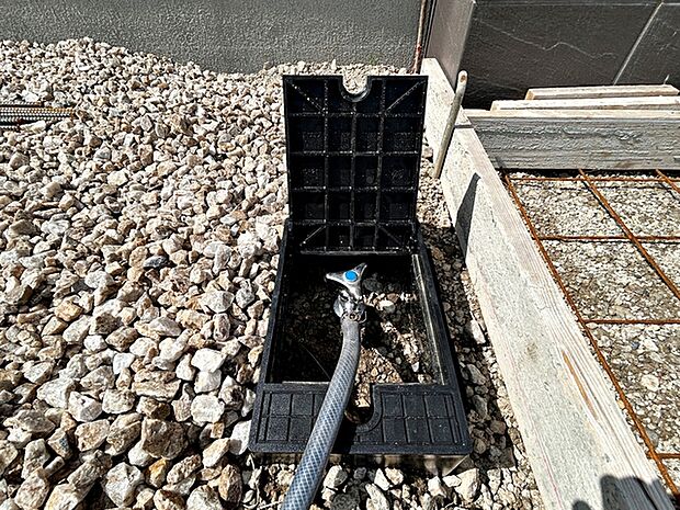 散水栓があるので、お庭の水やりや洗車、外まわりのお掃除もスムーズ。夏にはお子様の水遊びにも活用でき、屋外でのさまざまなシーンで便利に使える、うれしい設備です。