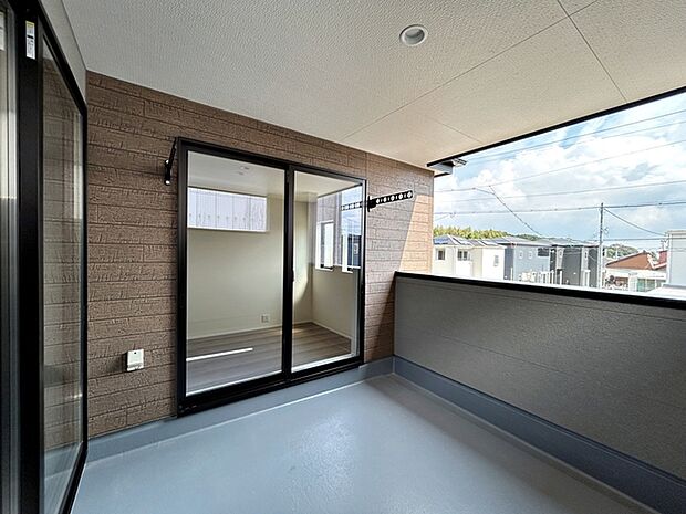 【バルコニー】 2部屋からアクセス可能なインナーバルコニーです。急な雨の日でも洗濯物が濡れにくく、安心してお使いいただけます。