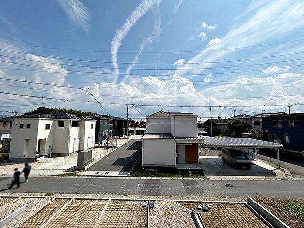 バルコニーからは閑静な街並みを望むことができ、外の空気を感じながら過ごせるスペースです。日常の中で外の景色を眺めることで気分転換もしやすく、ほどよい開放感も感じられます。