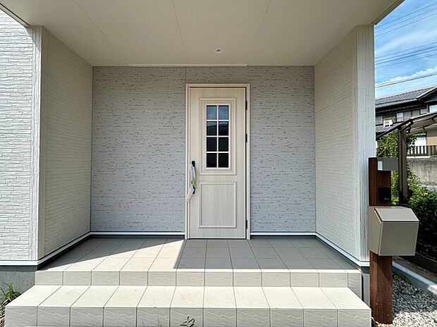 【玄関】 玄関ポーチが住まいの第一印象を明るくします。毎日の出入りもスムーズで、ご家族や来訪者を気持ちよく迎え入れてくれる玄関まわりです。玄関からの動線として日々の暮らしに欠かせないスペースです。