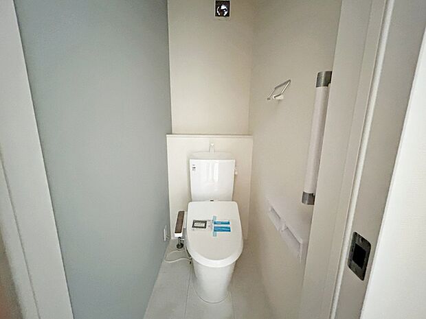 各フロアに1か所ずつシャワー機能付きトイレを設置しており、朝の忙しい時間帯でもスムーズに利用できるため、混雑の軽減にもつながります。