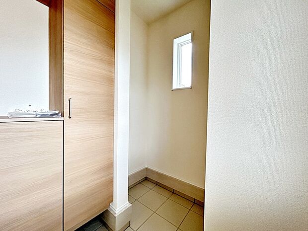 【土間収納】 屋内に持ち込みたくない荷物を保管できるため、室内を汚さずに使い分けができます。