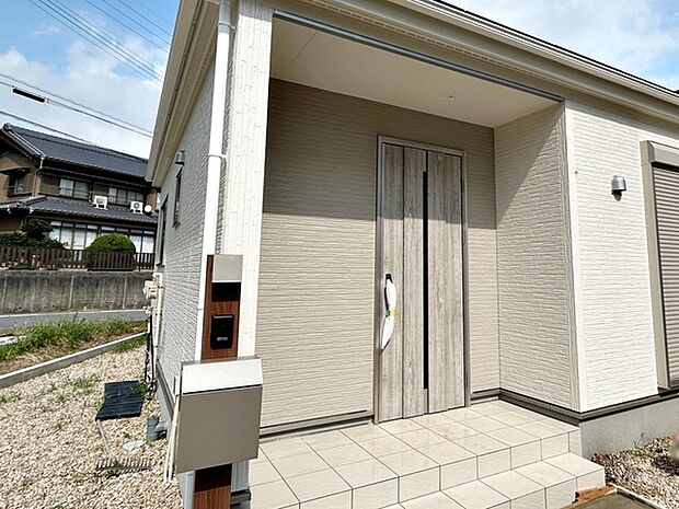 【玄関】 玄関ポーチが住まいの第一印象を明るくします。毎日の出入りもスムーズで、ご家族や来訪者を気持ちよく迎え入れてくれる玄関まわりです。玄関からの動線として日々の暮らしに欠かせないスペースです。