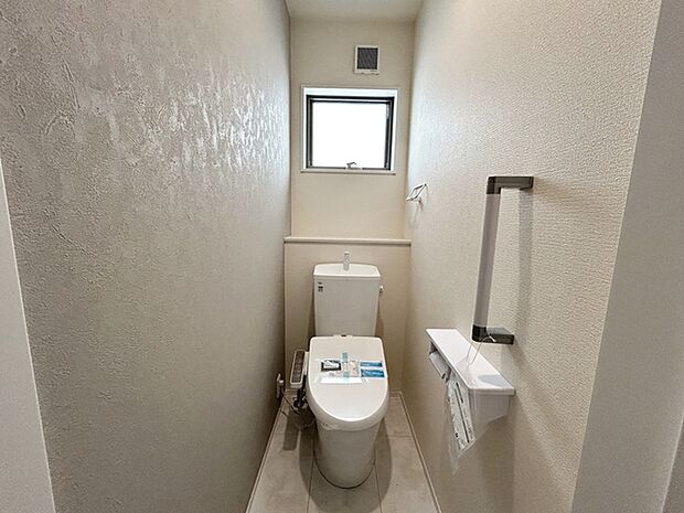 【東側トイレ】 2ヶ所にシャワー機能付きトイレを設置しています。小窓付きのため換気もしやすく、空気の入れ替えがスムーズに行えるのもポイント。