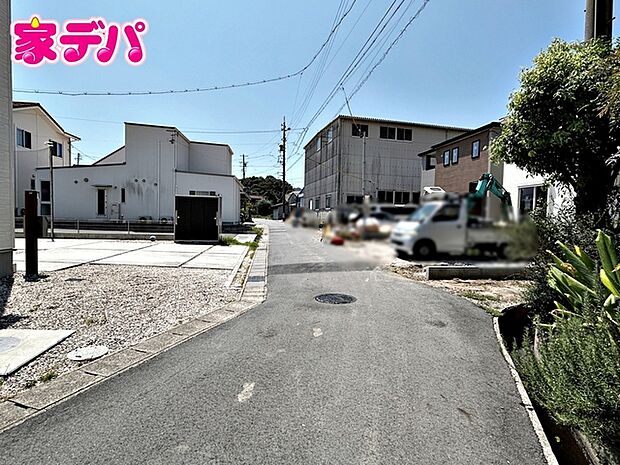 前面道路:北東側約3.5m(セットバックあり)。 前面道路は車通りが少なく、落ち着いた住環境が魅力です。お子様も安心して過ごしやすく、車の出入りや歩行もしやすい環境です。