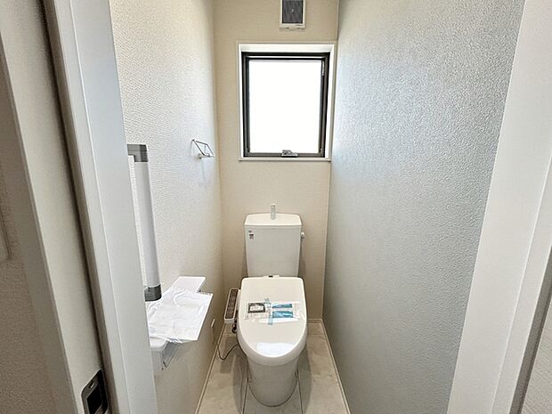 【2階トイレ】 各フロアに1か所ずつシャワー機能付きトイレを設置しており、朝の忙しい時間帯でもスムーズに利用できるため、混雑の軽減にもつながります。