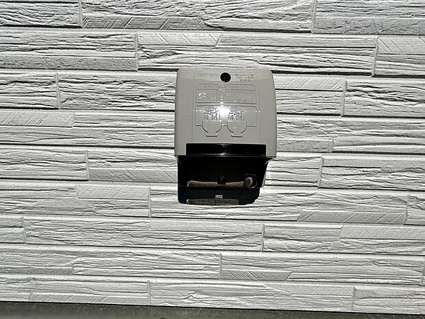 外用コンセントが設置されているので室内から延長コードを引っ張る必要がなく、屋外でコンセントを使用する際に大変便利です。窓や外壁掃除、掃除機を使っての車内掃除などに便利にお使いいただけます。 