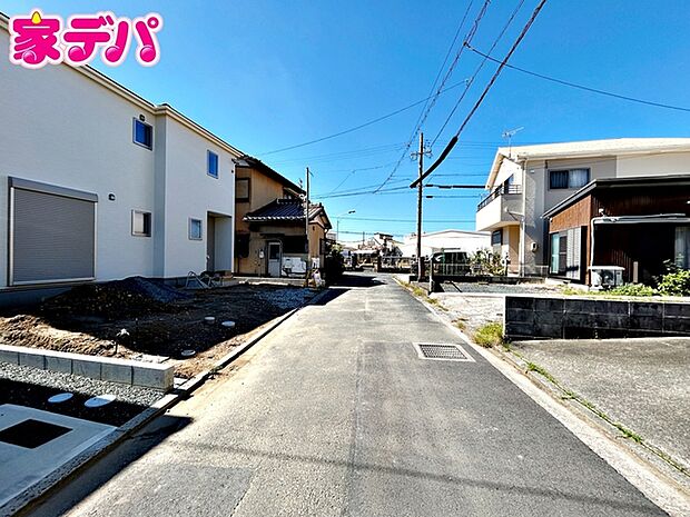 前面道路：北西側約4ｍ幅。 前面道路は見通しが良く、車の移動や駐車もスムーズに行えます。毎日の通勤やお買い物などのお出かけも快適で、ゆとりを持って車を出し入れできるのが魅力。
