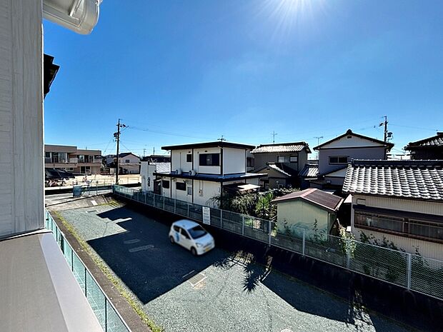 バルコニーからは閑静な街並みを望むことができ、外の空気を感じながら過ごせるスペースです。日常の中で外の景色を眺めることで気分転換もしやすく、ほどよい開放感も感じられます。 