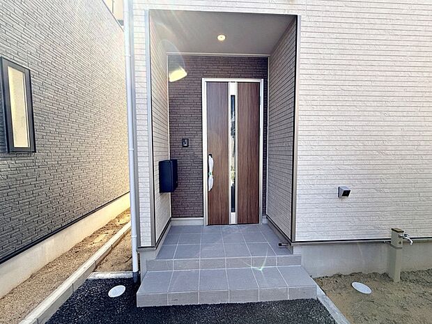 【玄関】 雨の日でも出入りの際に濡れにくい玄関ポーチです。玄関前で傘を開いたり閉じたりしやすく、荷物が多い日でも落ち着いて出入りできます。毎日の暮らしを快適にしてくれる、うれしいポイントです。 