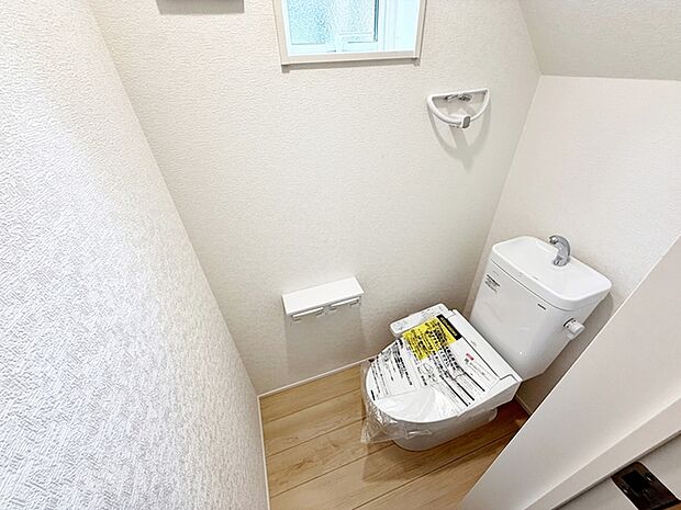 【1階トイレ】 各フロアに1か所ずつシャワー機能付きトイレを設置しており、朝の忙しい時間帯でもスムーズに利用できるため、混雑の軽減にもつながります。