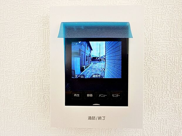 【ＴＶモニター付きインターホン】 訪問者の顔を室内から確認して応対できるため、玄関を開ける前に相手を把握しやすくなります。来客対応や不在時の確認にも役立ち、日常の安心感につながります。 