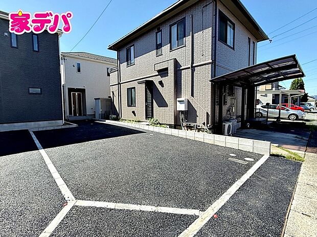完成しました！奥の建物になります。現地ご案内いたします。周辺環境や陽当たりなどもあわせてご確認いただけます。実際の住み心地をイメージしながらご見学いただけますので、お気軽にお問い合わせください！ 