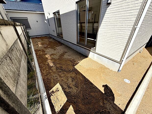ハーブやお花を植えてガーデニングを楽しんだり、お気に入りの植物を育てたりと、使い方は自由自在。季節ごとの彩りを楽しみながら、自分らしいお庭づくりができる、暮らしの楽しみが広がるスペースです。 