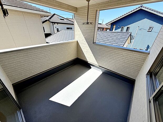 【バルコニー】 屋根付きのインナータイプのバルコニーなので、急な雨でも洗濯物が濡れにくく安心です。天候を気にせず外干しができ、毎日の家事をサポートしてくれる使い勝手の良いスペースです。 