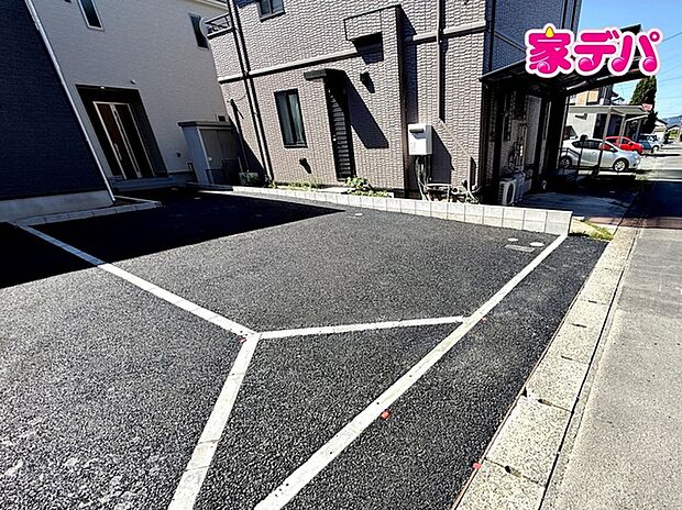 駐車スペースは2台分を確保！並列駐車が可能なので、車の出し入れもスムーズに行えます。毎日の通勤やお買い物など、お車を使う機会が多い方にも便利。運転が苦手な方でもゆとりを持って駐車しやすいのが魅力です。