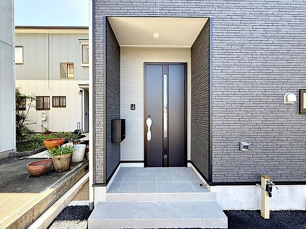 【玄関】 玄関ポーチが住まいの第一印象を明るくします。毎日の出入りもスムーズで、ご家族や来訪者を気持ちよく迎え入れてくれる玄関まわりです。玄関からの動線として日々の暮らしに欠かせないスペースです。