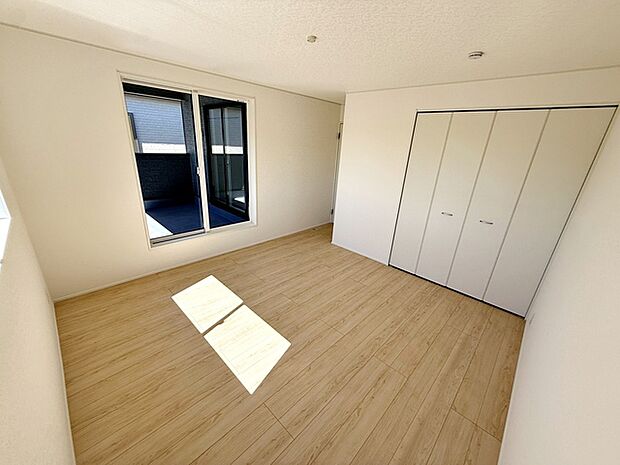【洋室8.5帖】 寝室には大きな収納スペースが備わっており、衣類や荷物をしっかり整理できるため、室内を広くすっきりと使えるのが特徴です。
