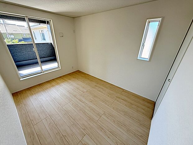 【西側洋室6帖】 お子様にとっての初めての「自分の部屋」としても使いやすく、学習机やベッドの配置もしやすい広さがあります。