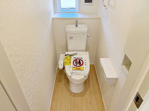 1階・2階ともにシャワー機能付きトイレを設置しています。小窓付きのため換気もしやすく、空気の入れ替えがスムーズに行えるのもポイント。日常的に使いやすく、清潔感を保ちやすい快適な空間となっています。 