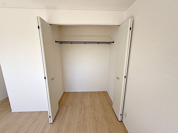 【クローゼット】 全居室に収納が備わっており、衣類や雑貨、お子様のおもちゃなどもしっかり整理できます。各部屋をすっきりと使いやすく、生活スペースを有効に活用できます!