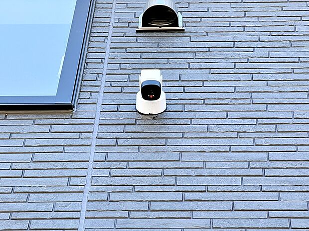 防犯カメラを建物に備えており、敷地内の安全管理や防犯対策に役立ちます。映像記録により不審な動きの抑止効果が期待でき、日々の暮らしに安心感をプラス。共働き世帯や外出の多いご家庭にも心強い設備です。 
