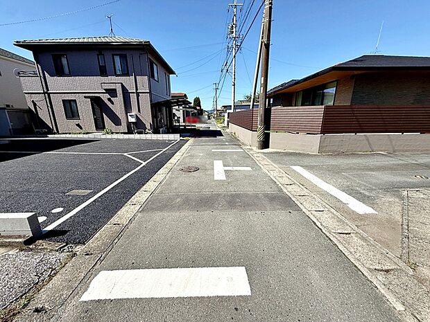 前面道路:北側約4m(セットバックあり)。 車通りが少なく、落ち着いた住環境が魅力です。お子様も安心して過ごしやすく、車の出入りや歩行もしやすい環境です。