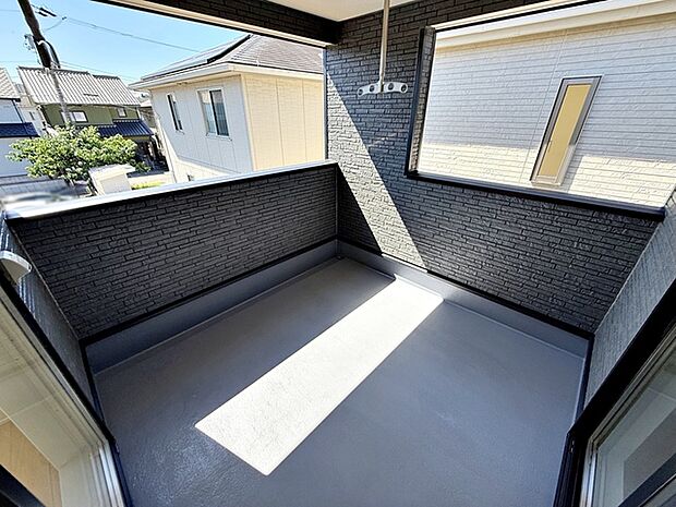 【バルコニー】 2部屋からアクセス可能なインナーバルコニーです。急な雨の日でも洗濯物が濡れにくく、安心してお使いいただけます。