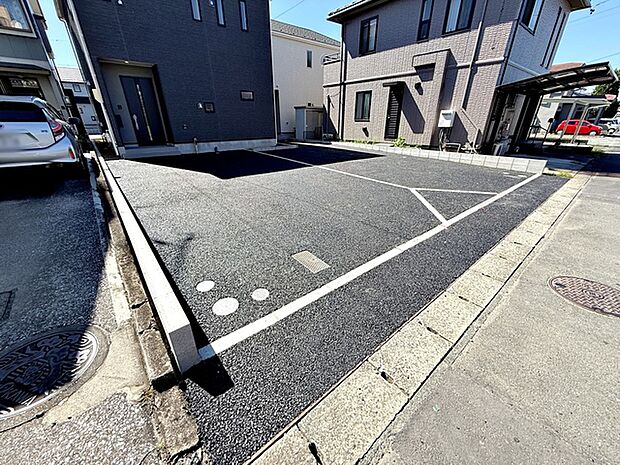 駐車場は2台分を確保し、並列で駐車できます。車同士の入れ替えが不要なので、毎日の車の出し入れもスムーズ。駐車しやすく、お車をよく利用する方にも使い勝手の良い駐車スペースです。 