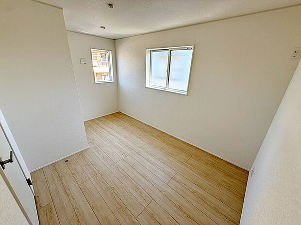 【東側洋室6帖】 2面採光で、晴れの日の日中は自然光がしっかりと差し込み、明るく心地よい室内です。窓を開ければ風通しも良く、気持ちの良い風が入り込むため、日々の生活に快適さを感じられるお部屋です！ 