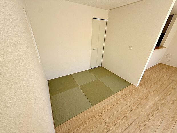 【畳コーナー3帖】 リビングと一体で使えるタタミコーナーで、空間に広がりを感じながらくつろげます。