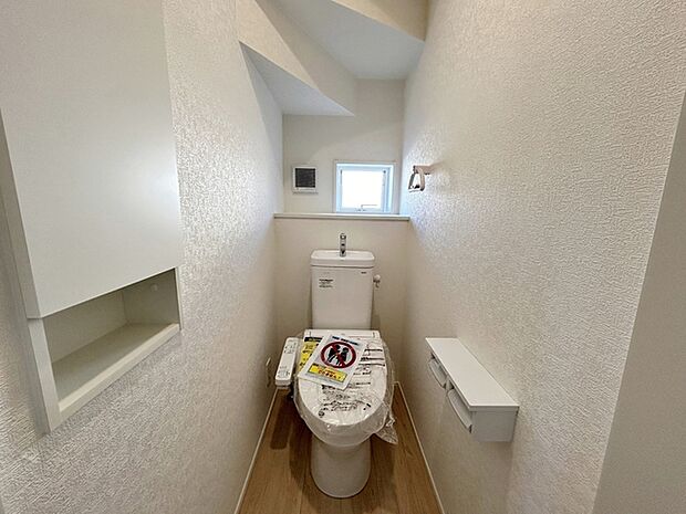 【1階トイレ】 1階・2階ともにシャワー機能付きトイレを設置しています。小窓付きのため換気もしやすく、空気の入れ替えがスムーズに行えるのもポイント。