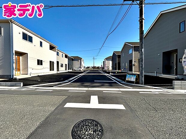 前面道路：北西側約5.4ｍ幅、北東側約6ｍ幅。角地の為日当たり良好です。車同士のすれ違いや駐車時の切り返しもスムーズに行え、毎日の駐車やお出かけもらくらく。