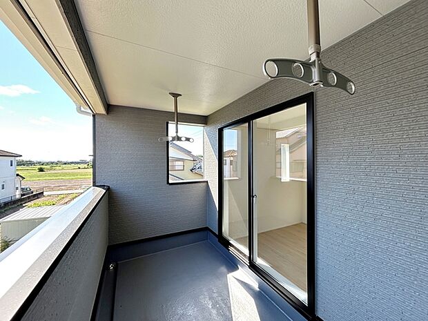 【バルコニー】 2部屋からアクセス可能なインナーバルコニーです。急な雨の日でも洗濯物が濡れにくく、安心してお使いいただけます。