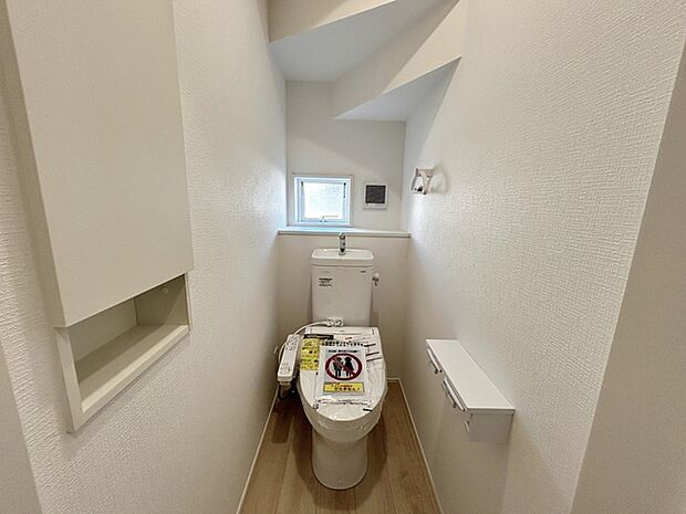 【1階トイレ】 各フロアに1か所ずつシャワー機能付きトイレを設置しており、朝の忙しい時間帯でもスムーズに利用できるため、混雑の軽減にもつながります。