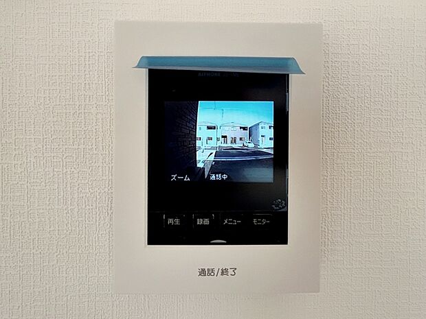 【ＴＶモニター付きインターホン】 訪問者の顔を室内から確認して応対できるため、玄関を開ける前に相手を把握しやすくなります。来客対応や不在時の確認にも役立ち、日常の安心感につながります。 