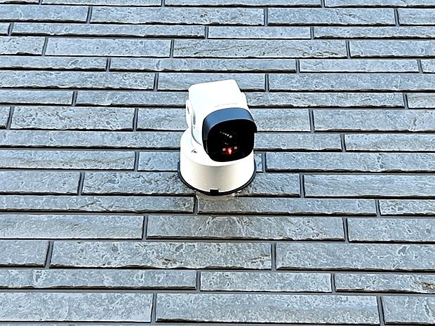 防犯カメラを建物に設置しており、不審者の抑止や敷地内の見守りに役立つ安心のセキュリティ設備です。外出時や不在時でも防犯性を高めることができ、日々の暮らしをサポートします！ 