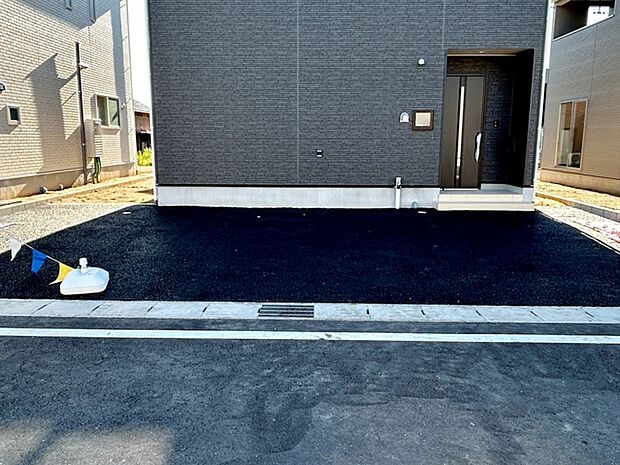 広々3台駐車可能なカースペースを確保！ご家族それぞれがお車をお持ちの場合はもちろん、お友達やご親族が遊びに来た際にも困りません。来客時にも安心してお迎えできる、ゆとりのある駐車スペースです。 