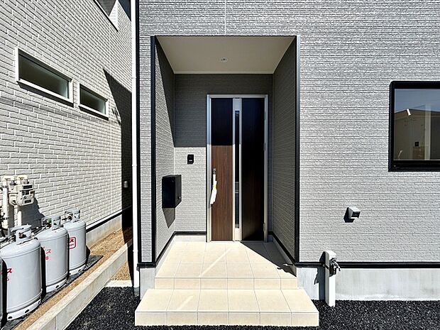 【玄関】 玄関ポーチが住まいの第一印象を明るくします。毎日の出入りもスムーズで、ご家族や来訪者を気持ちよく迎え入れてくれる玄関まわりです。玄関からの動線として日々の暮らしに欠かせないスペースです。 